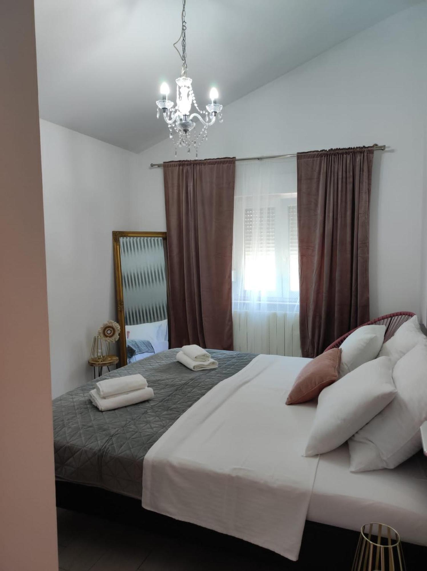 Apartman Debora Sa Privatnim Bazenom Пула Екстериор снимка