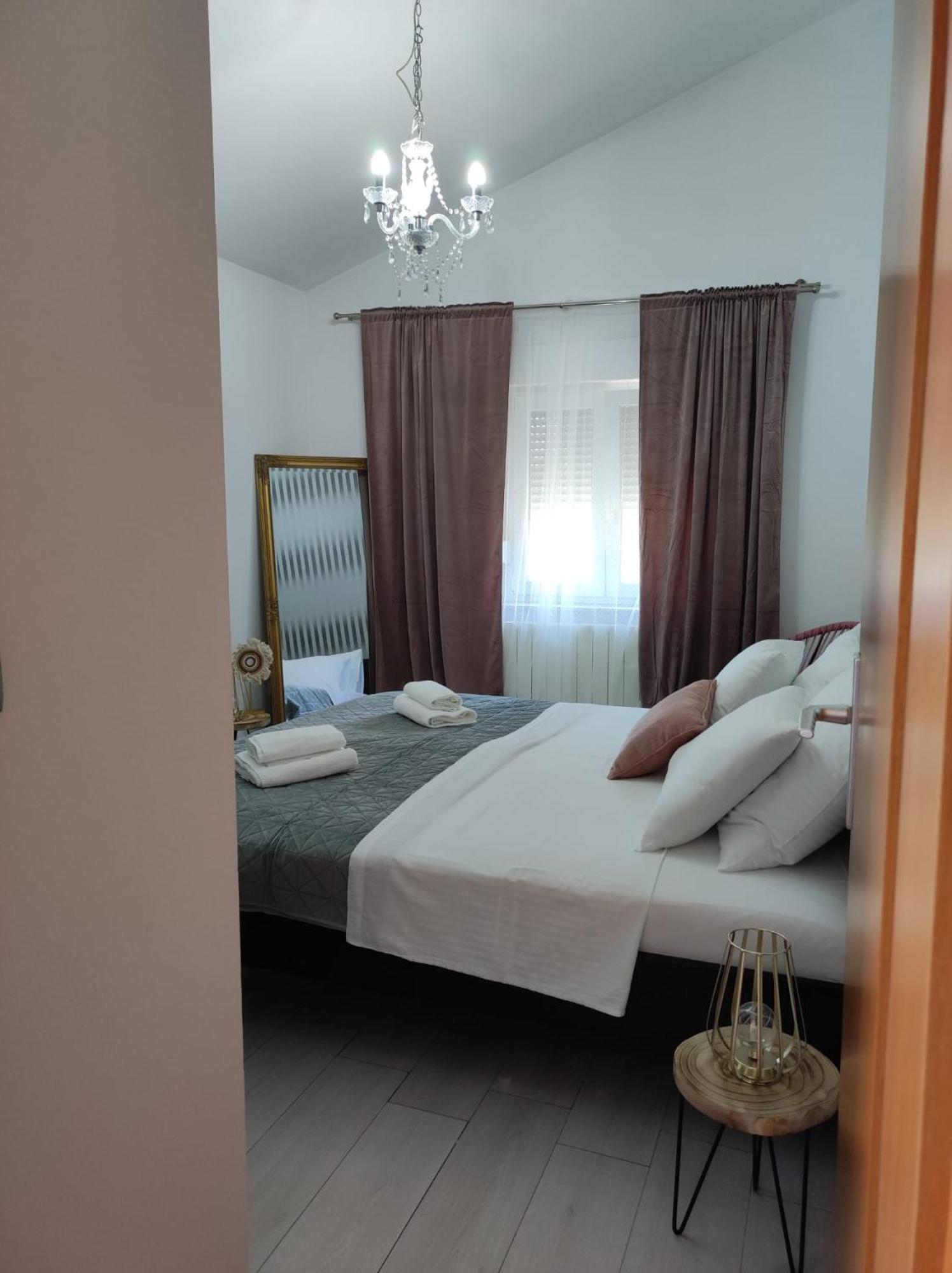 Apartman Debora Sa Privatnim Bazenom Пула Екстериор снимка