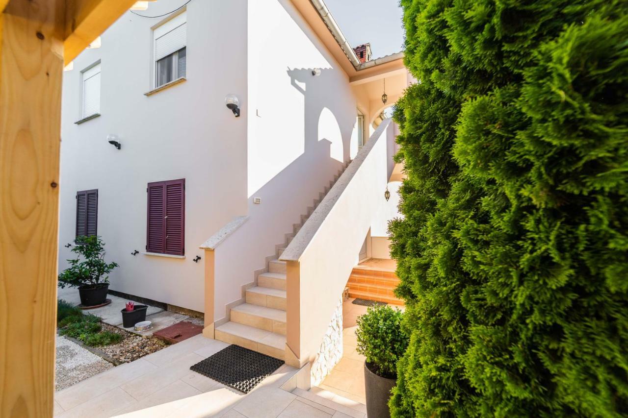 Apartman Debora Sa Privatnim Bazenom Пула Екстериор снимка